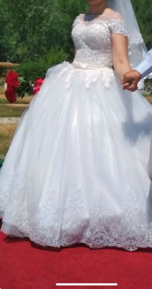 Продам весільну сукню, одягнена тільки на церемонію 1 година