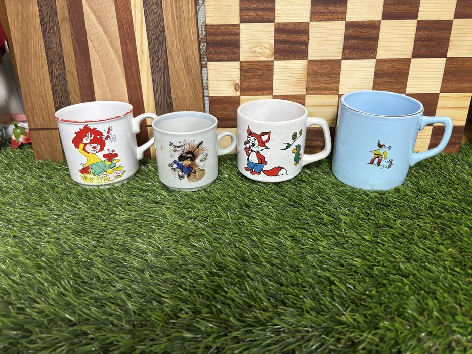 Canecas antigas com motivos infantis