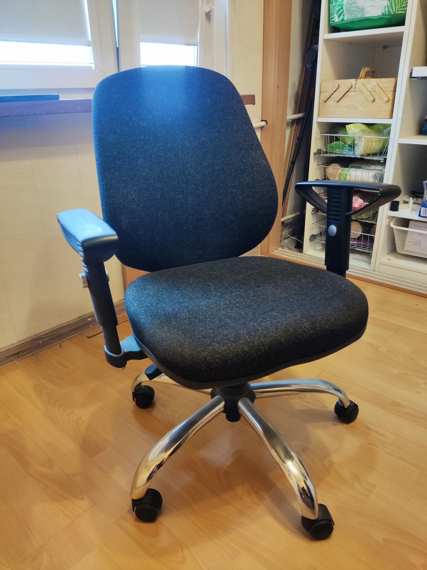 Fotel biurory, regulacja podłokietników