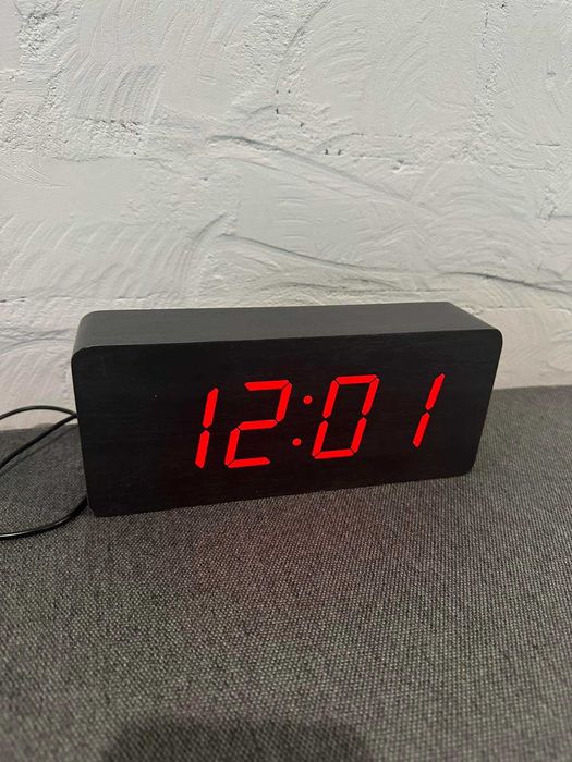 Годинник настільний електронний VST-865