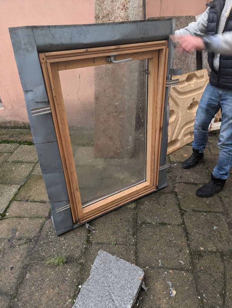 Okno dachowe wraz z opierzeniem 74x118