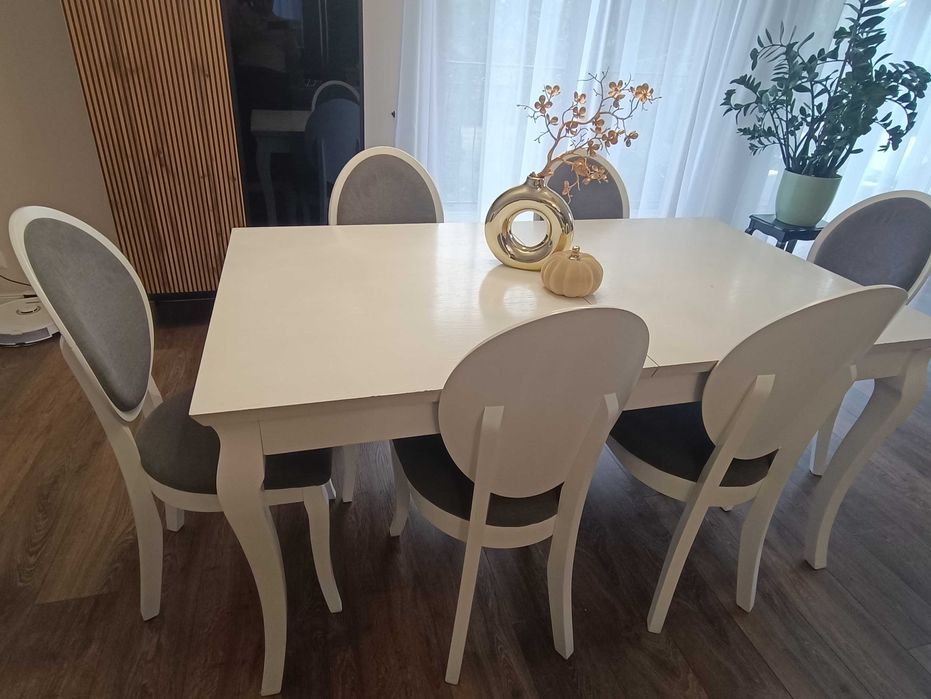 Stół drewniany plus 8 krzeseł