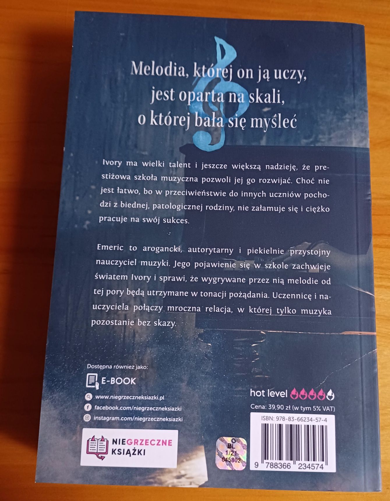 Mroczna melodia  - Pam Godwin