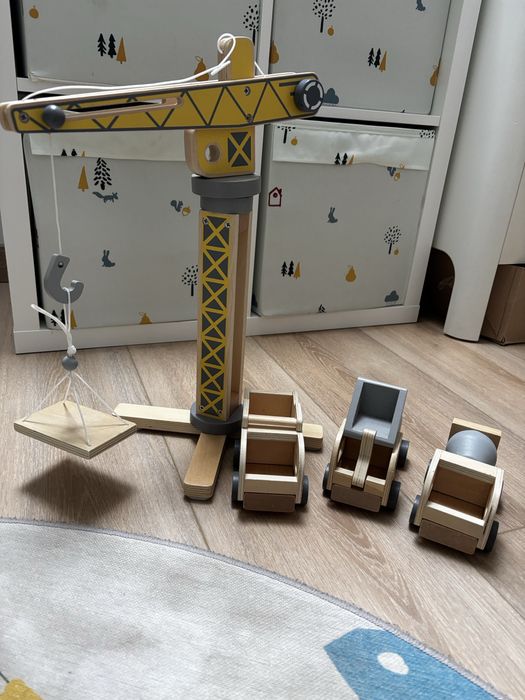 Drewniany plac budowy dźwig