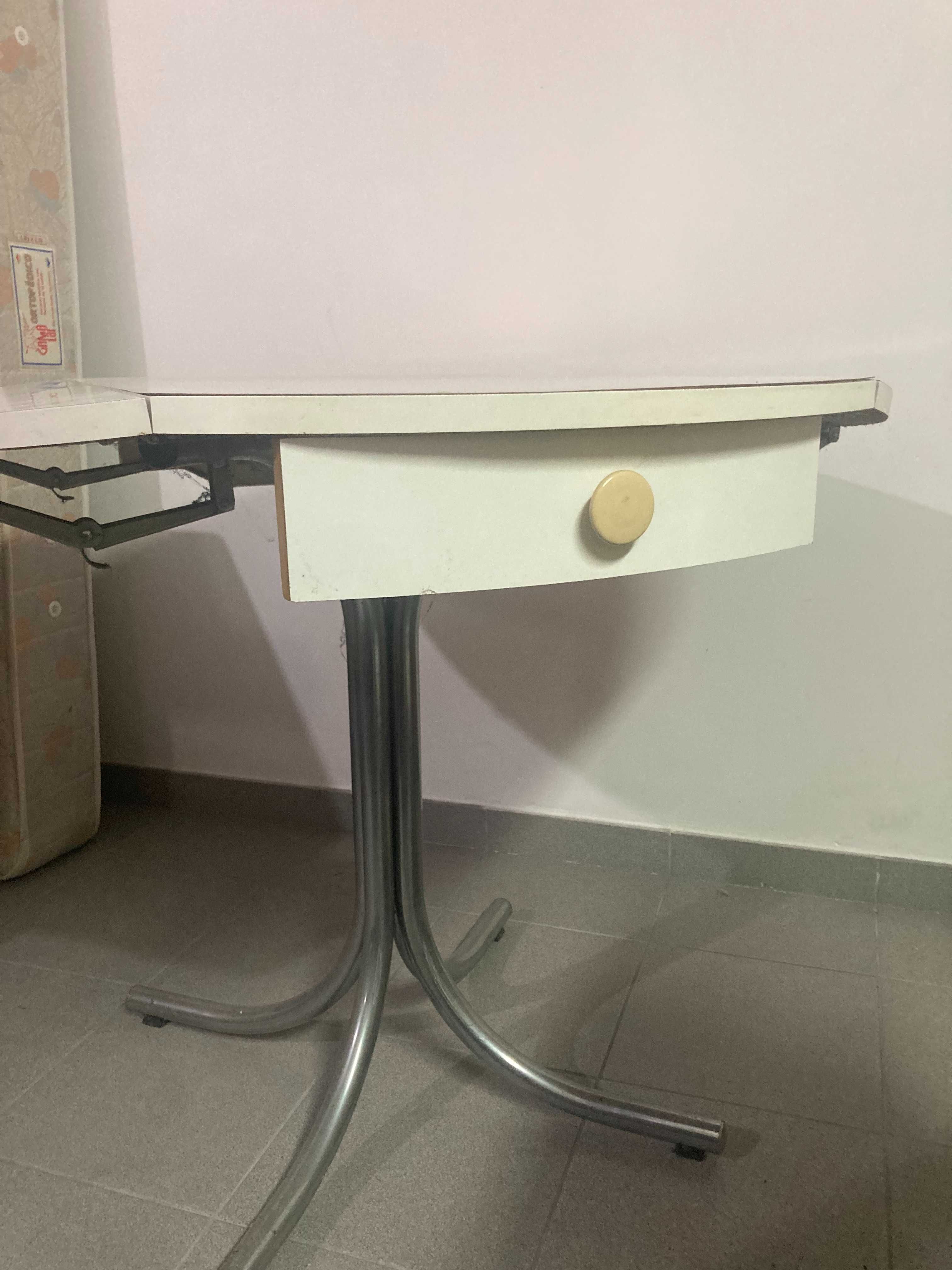 Mesa de cozinha branca