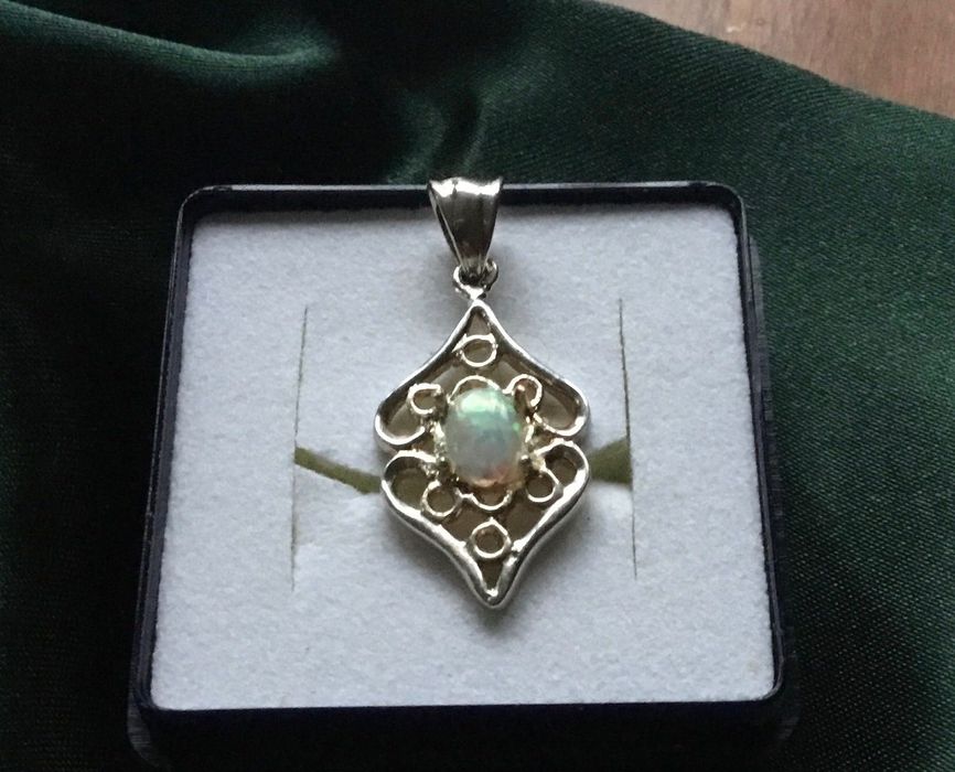 Srebrzysta zawieszka z opalizującym oczkiem