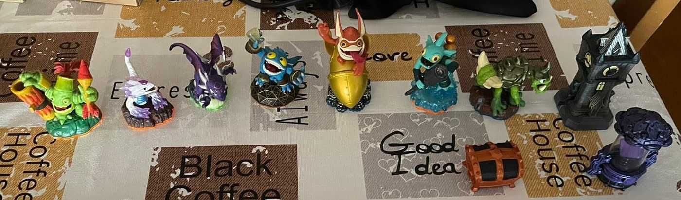 Várias figuras compatíveis com os jogos Skylanders