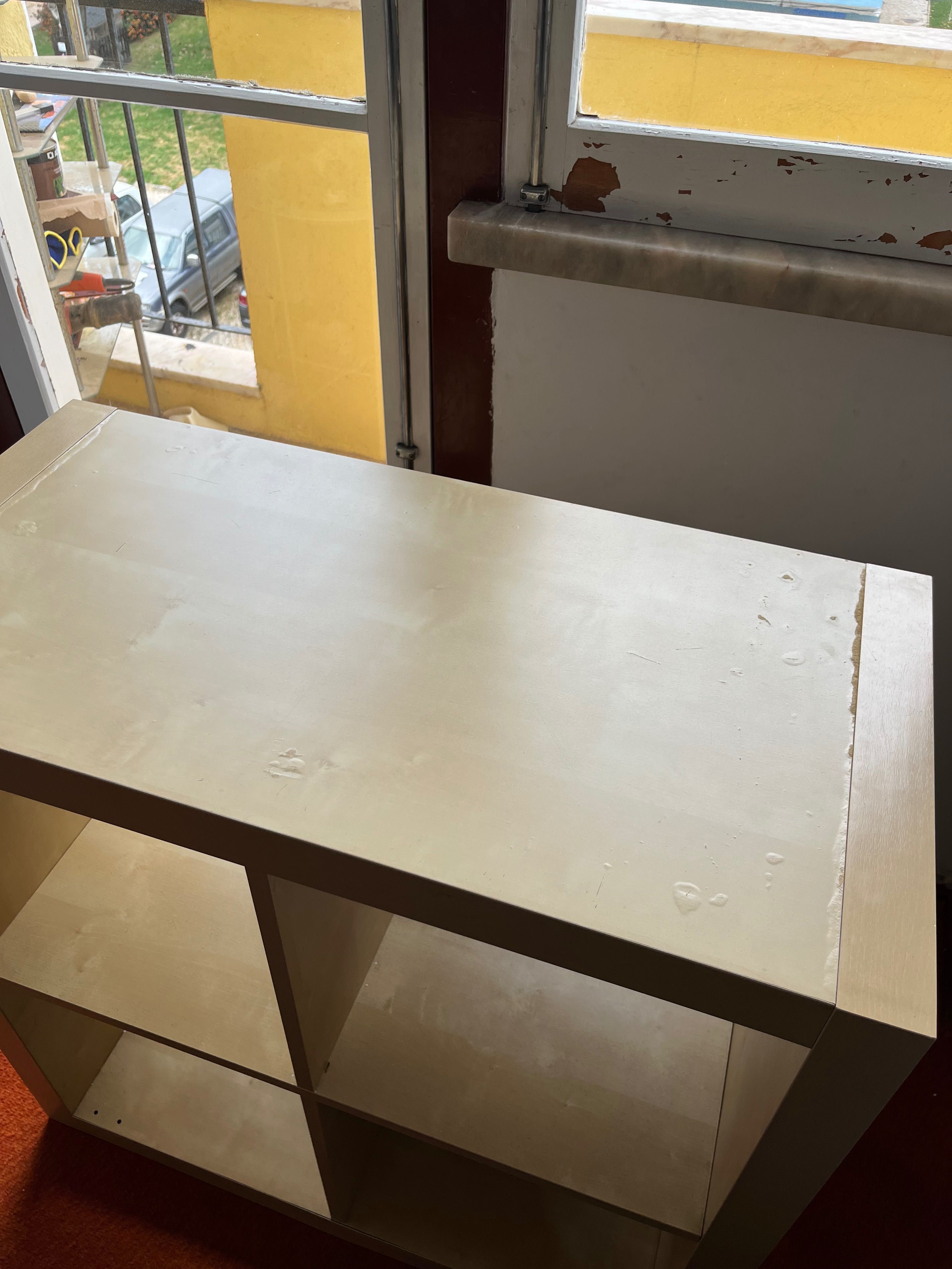 Tv, sofá, mesa com cadeiras, sofá