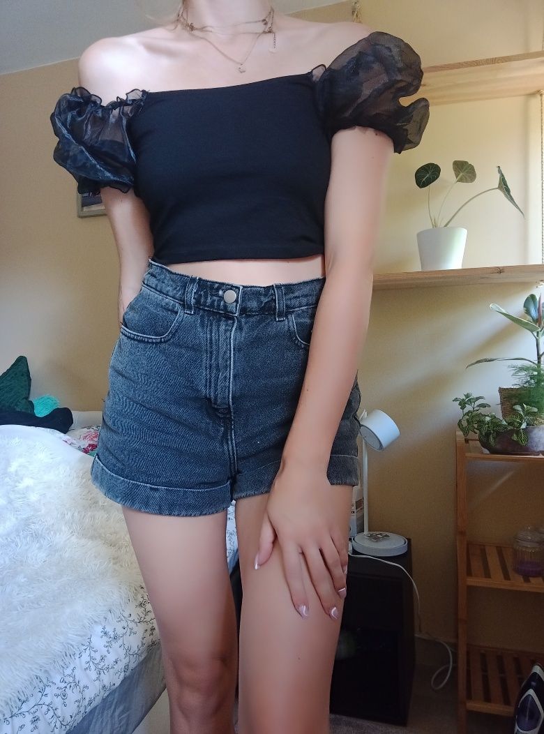 Czarny Crop top z bufiastymi tiulowymi rękawami