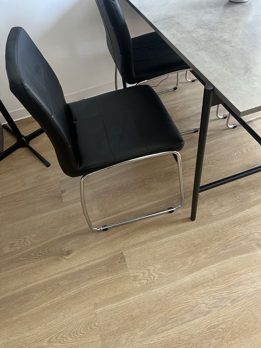 Stół plus 4 krzesła jysk