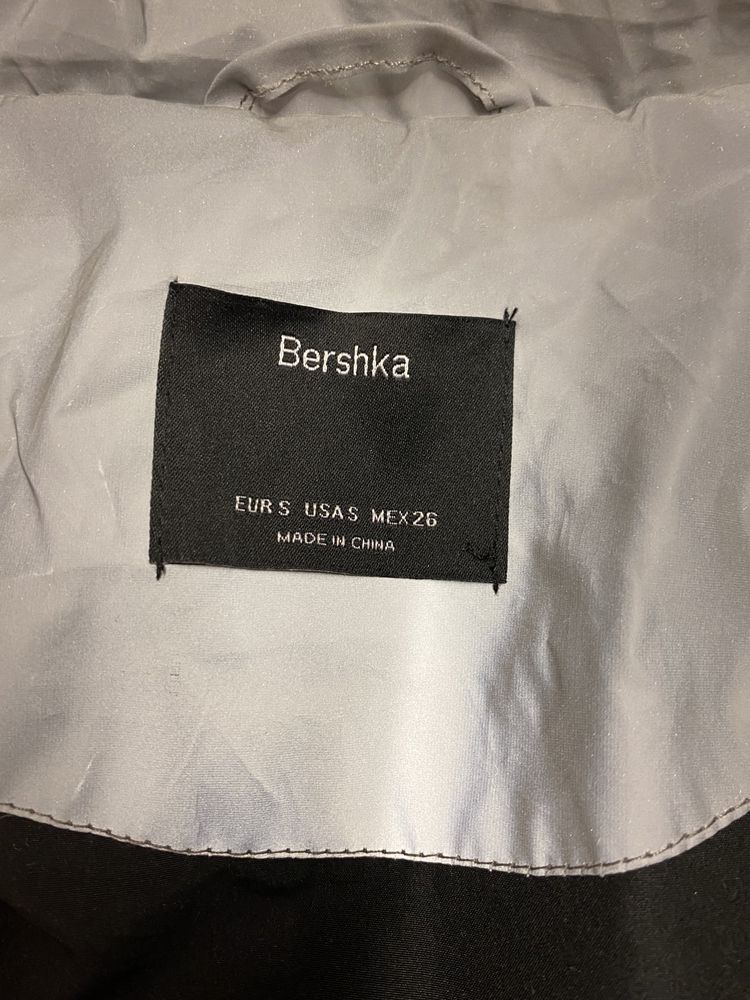 Casaco impermeavel para menina tamanho S da marca BERSHKA