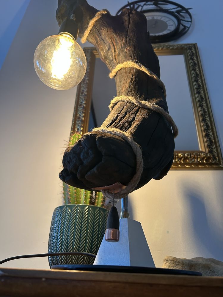 Loftow lampa z drewma w rustykalnym stylu