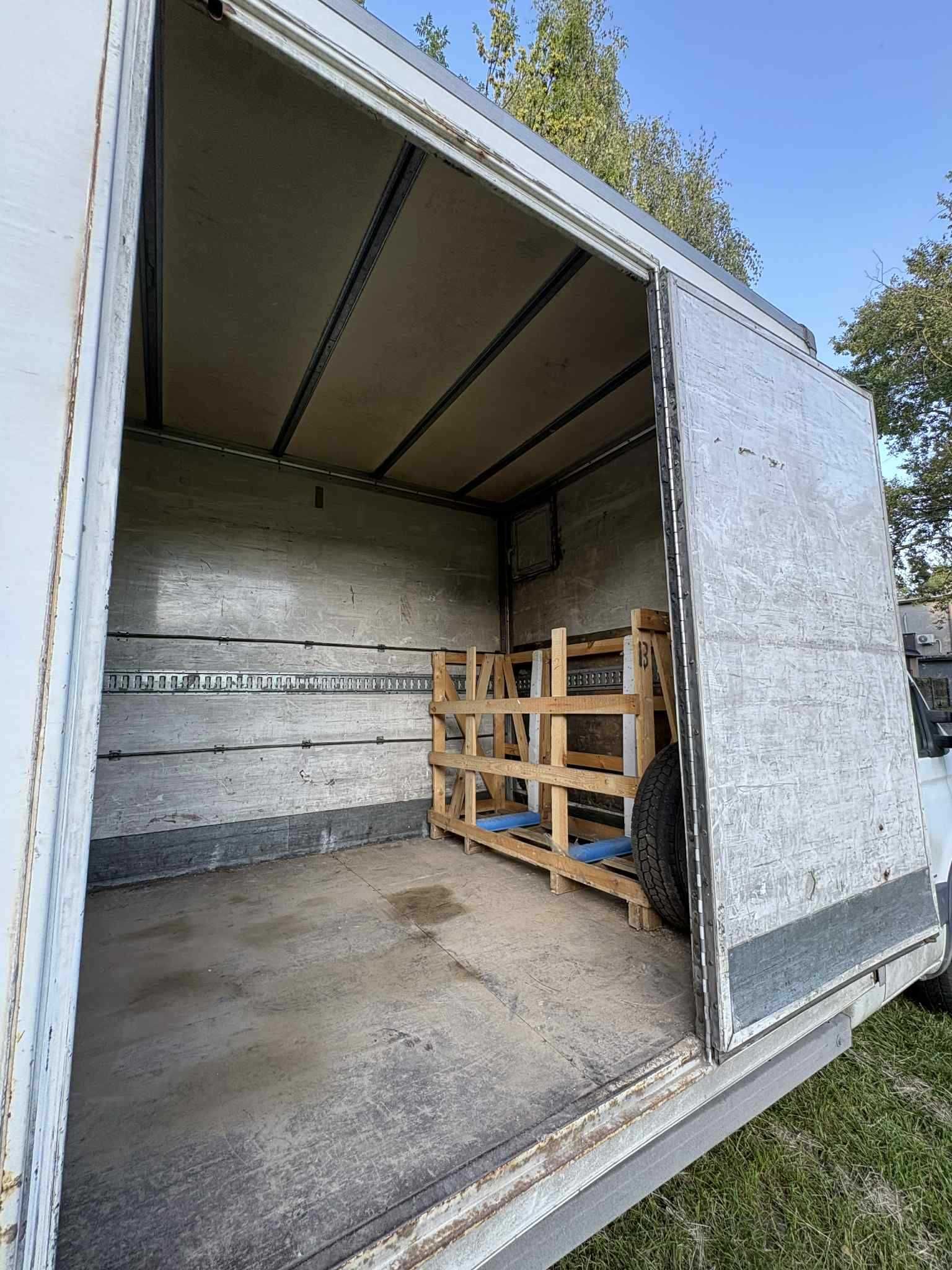 Iveco Daily 35C12 z kontenerem i winda