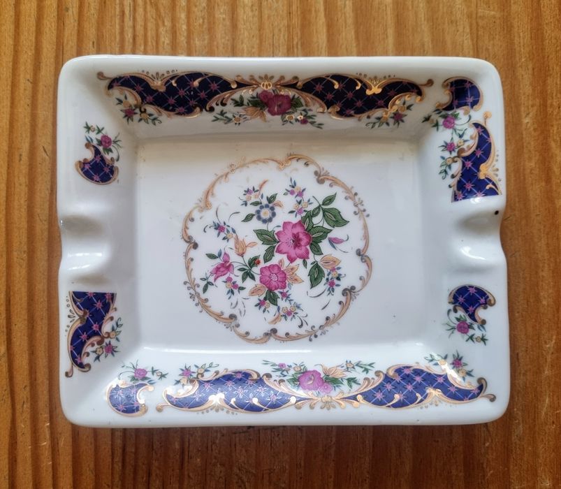 Antiguidade Cinzeiro em Porcelana