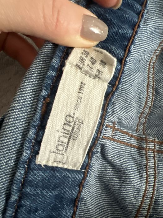 Jeansowe ogrodniczki z przetarciami