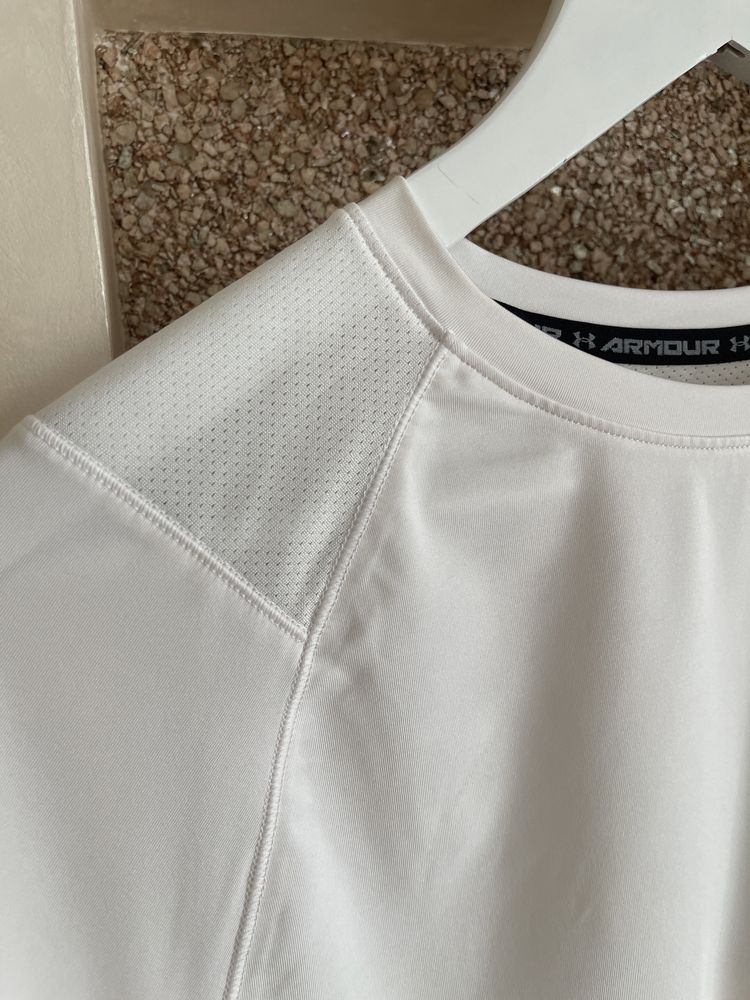 Новая мужская белая футболка Under Armour, размер М.