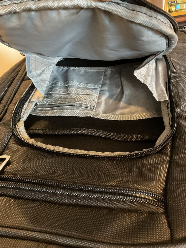 Mochila Preta para Portátil – Espaçosa, Vários Compartimentos