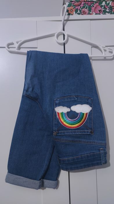 Jeansy z tęczami 

Klasyczne niebieskie jeansy z aplikacjami tęczy n