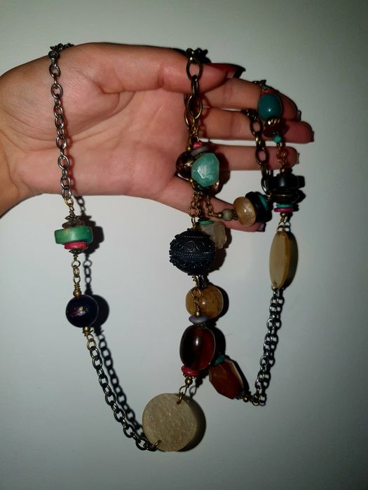 Colar longo hippie com pedras