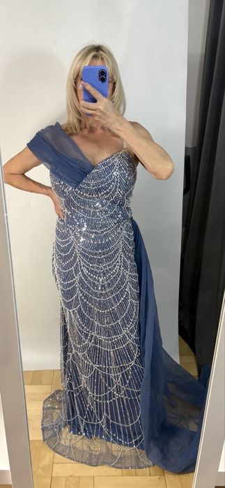 Obłędna ciemnoniebieska suknia bogato zdobiona na jedno ramię z 692 zł