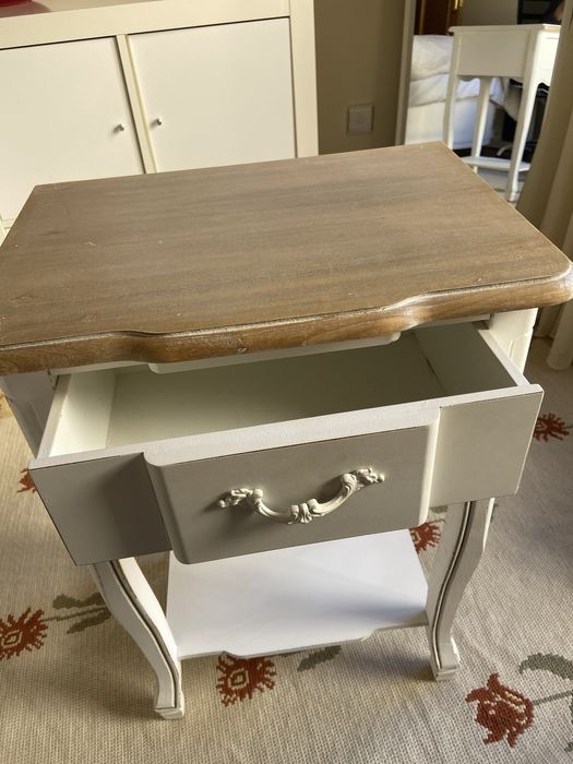 Mesa de cabeceira do Gato Preto