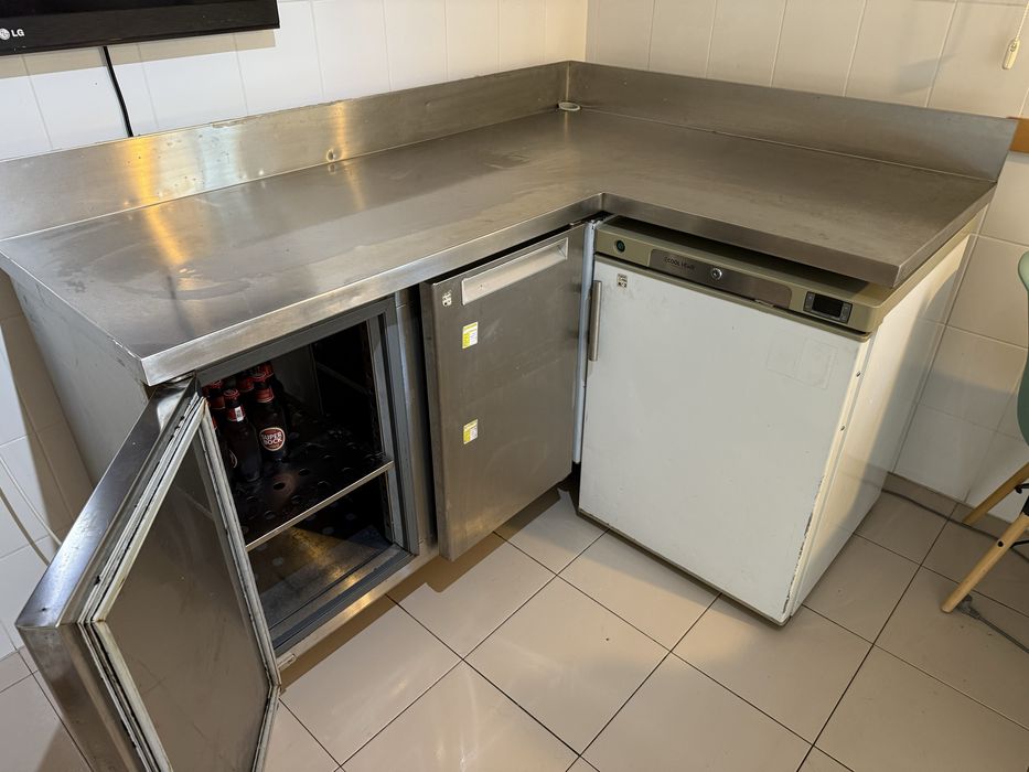 Bancada refrigerada 2 portas e tampo de inox
