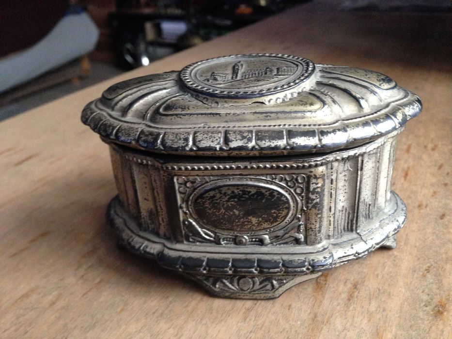 Stara szkatułka z metalu szlachetnego srebrzona.