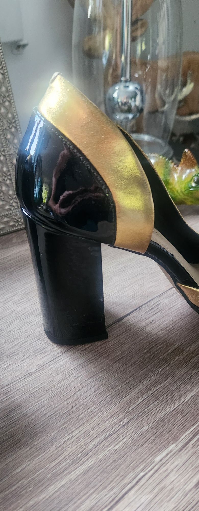 Buty na słupku lakuerkowe Ewa Minge