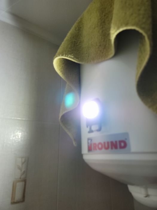 Компактный и очень яркий фонарик с магнитом