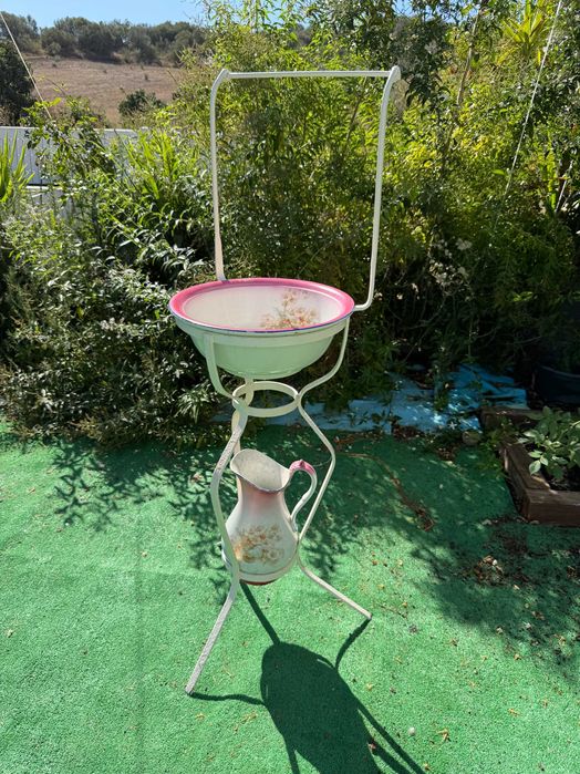 Lavatório em ferro com bacia e jarro