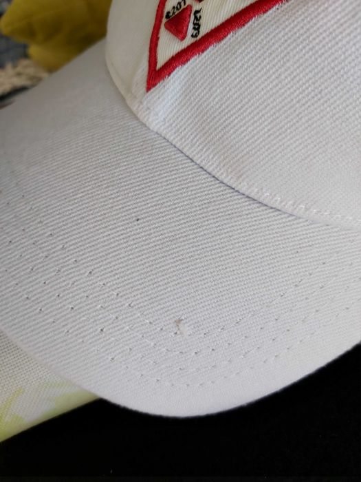 Nowa czapka GUESS biała czerwona logo