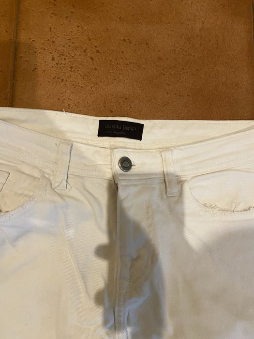 Calça Jeans Branca da Bershka Destroyed com Barra Desfiada