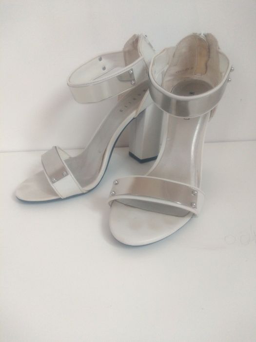 Buty białe sandały 39