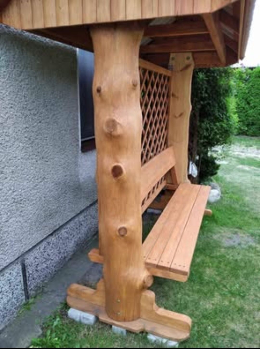 Zadaszona ławka drewniana