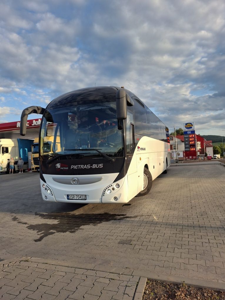 Przewóz osób wynajem autokarów turystycznych oraz busów.