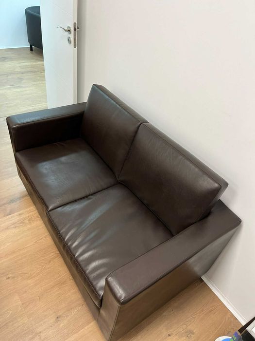 Sofá preto de dois lugares