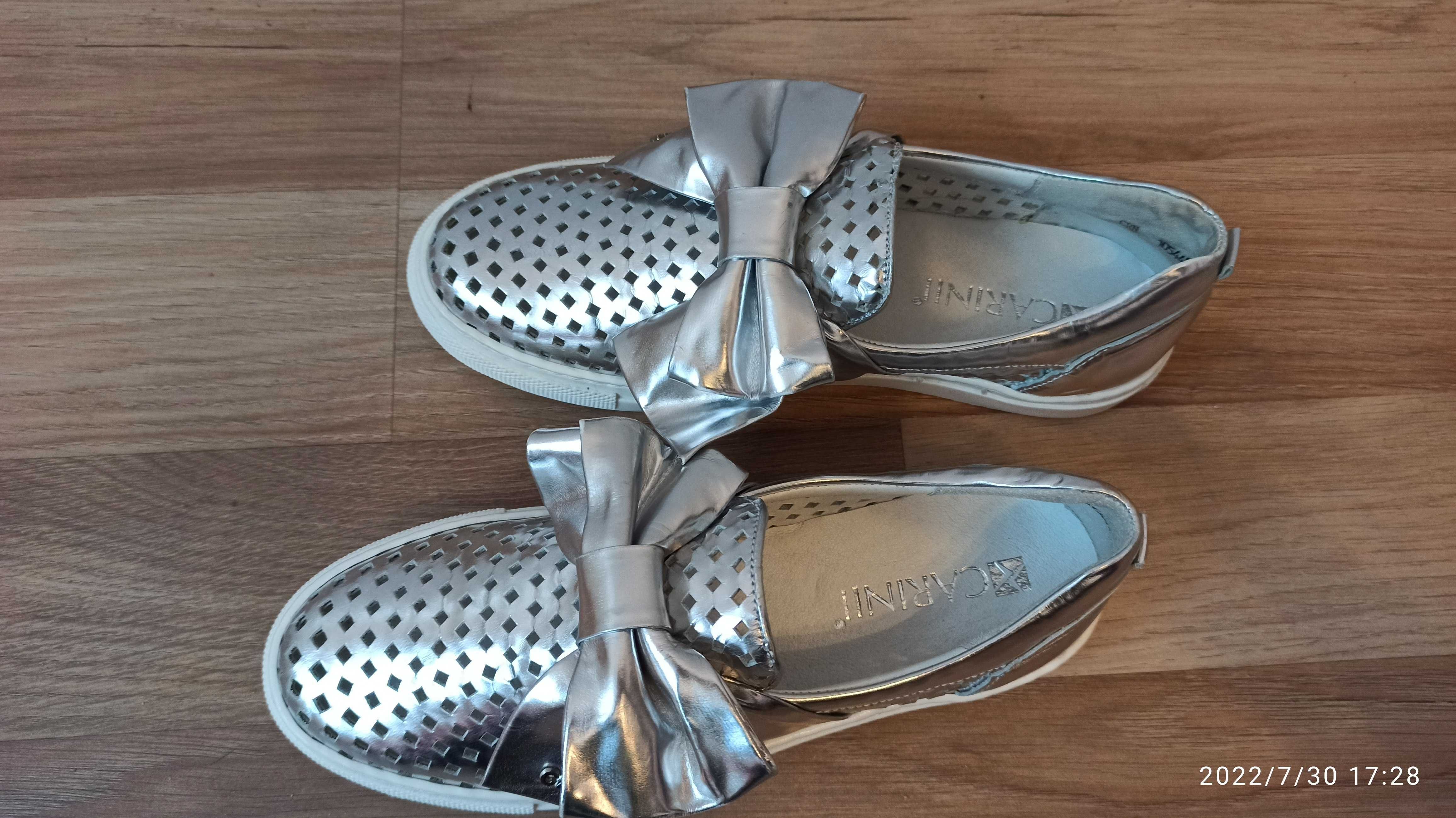 CARINII srebrne sneakersy skóra naturalna KOKARDA