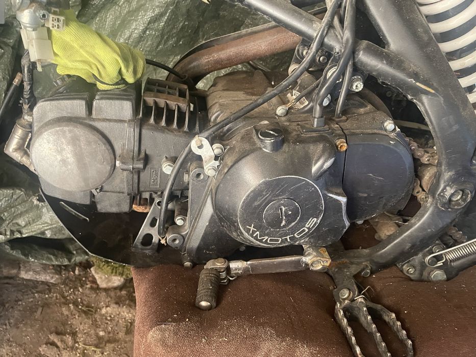 Rama xmotos z silnikiem, silnik na chodzie