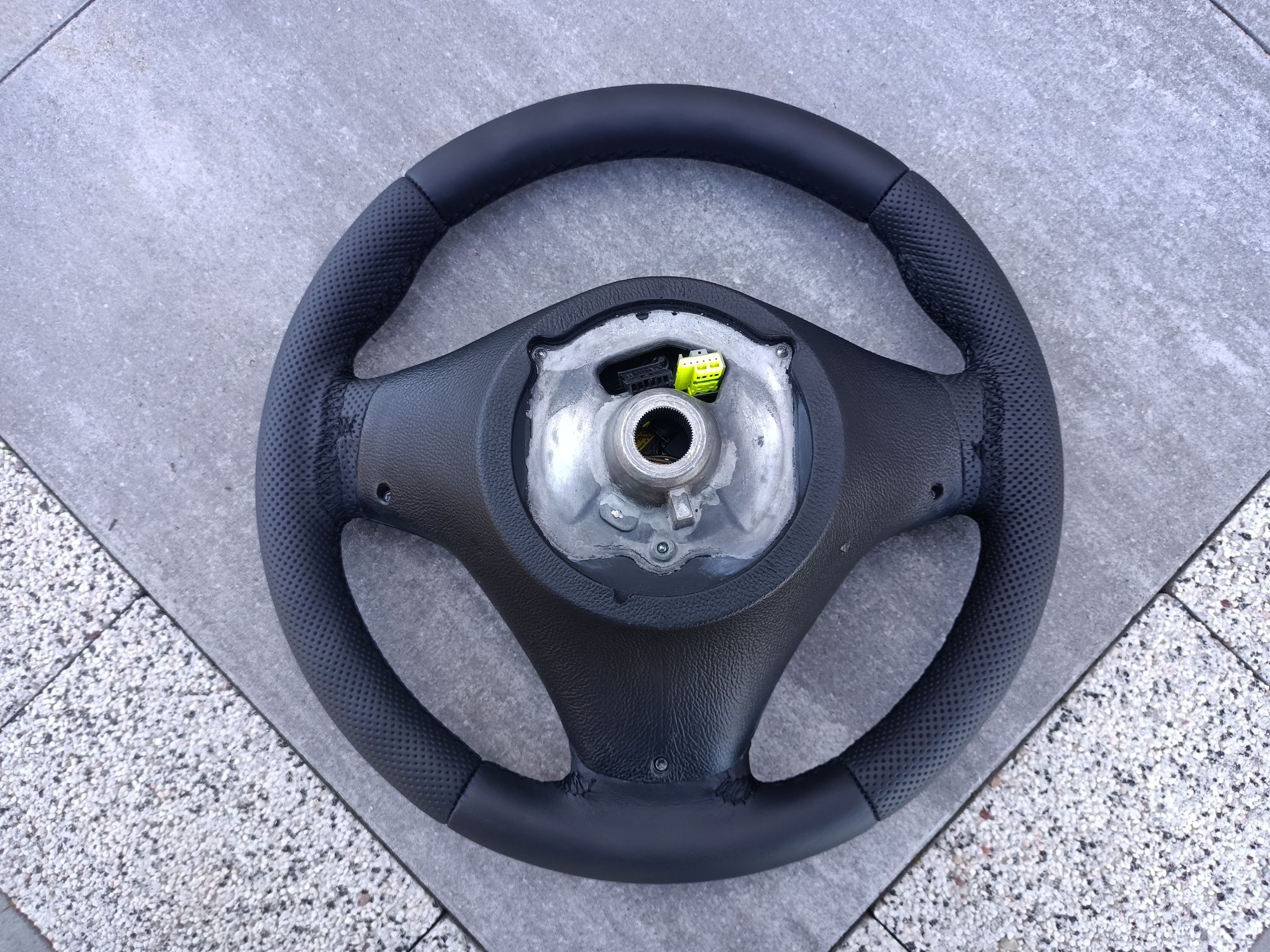 Jak nowa kierownica Mpakiet BMW E90 E91 E92 E93 E81 E87 E88 X1