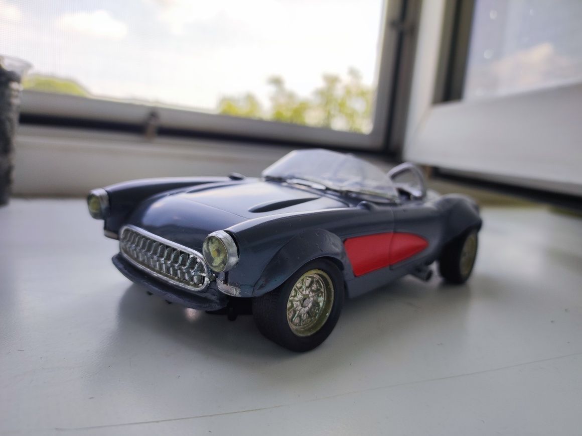 Chevrolet corvett 1957 Burago 1:24 моделька