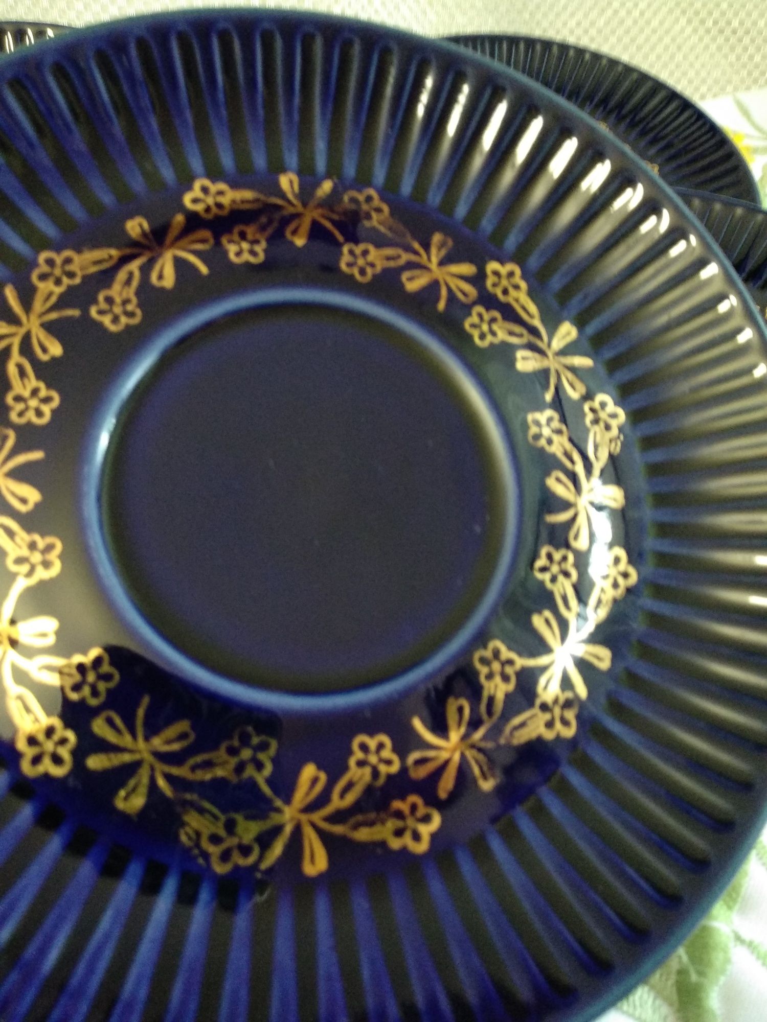 Talerze Emka Pruszków kobaltowe ze złotym dekorem