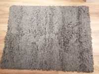 Szary dywan z dłuższym włosiem