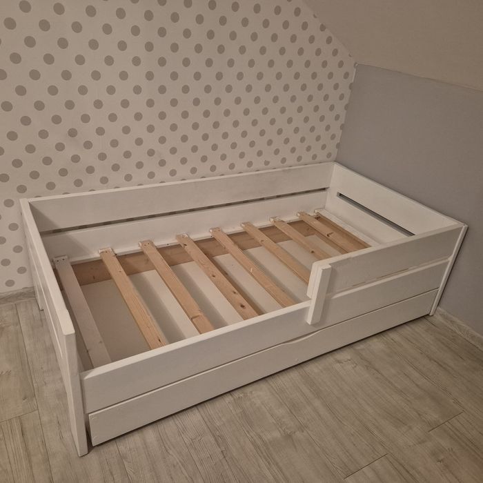 Drewniane łóżko dziecięce