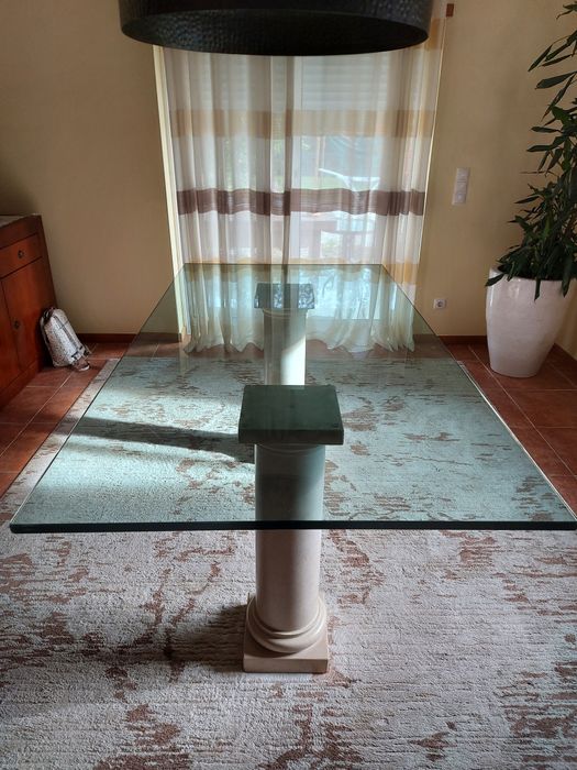 Mesa de jantar em vidro e pedra