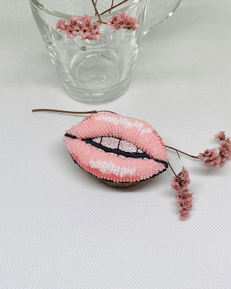 Broszka „Słodkie usta” HANDMADE