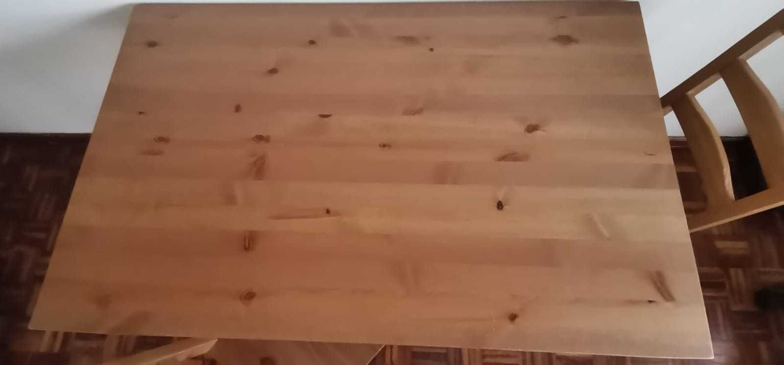 Mesa IKA com duas cadeiras