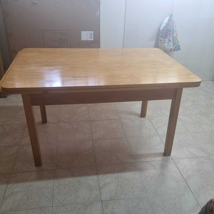 Armário, sofá e mesa de cozinha