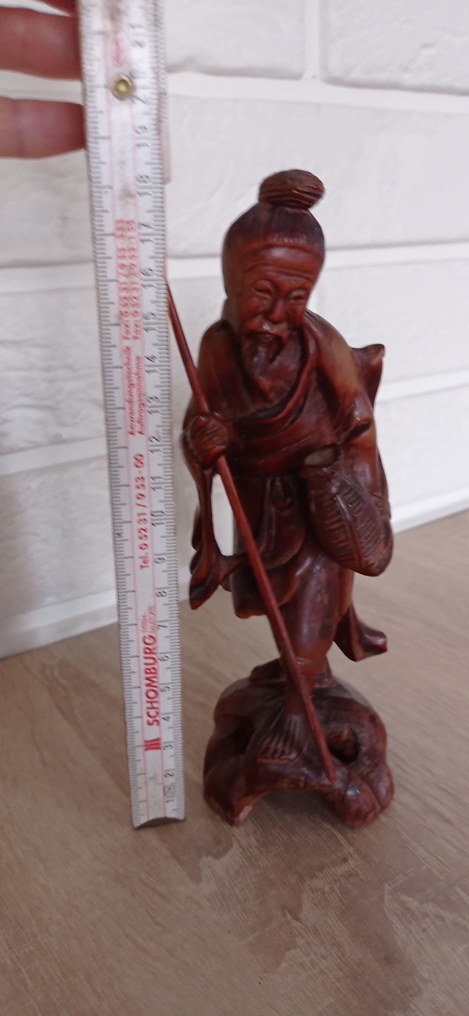Stara figurka rzeźbiona, drewniana, chińska - pszczelarz