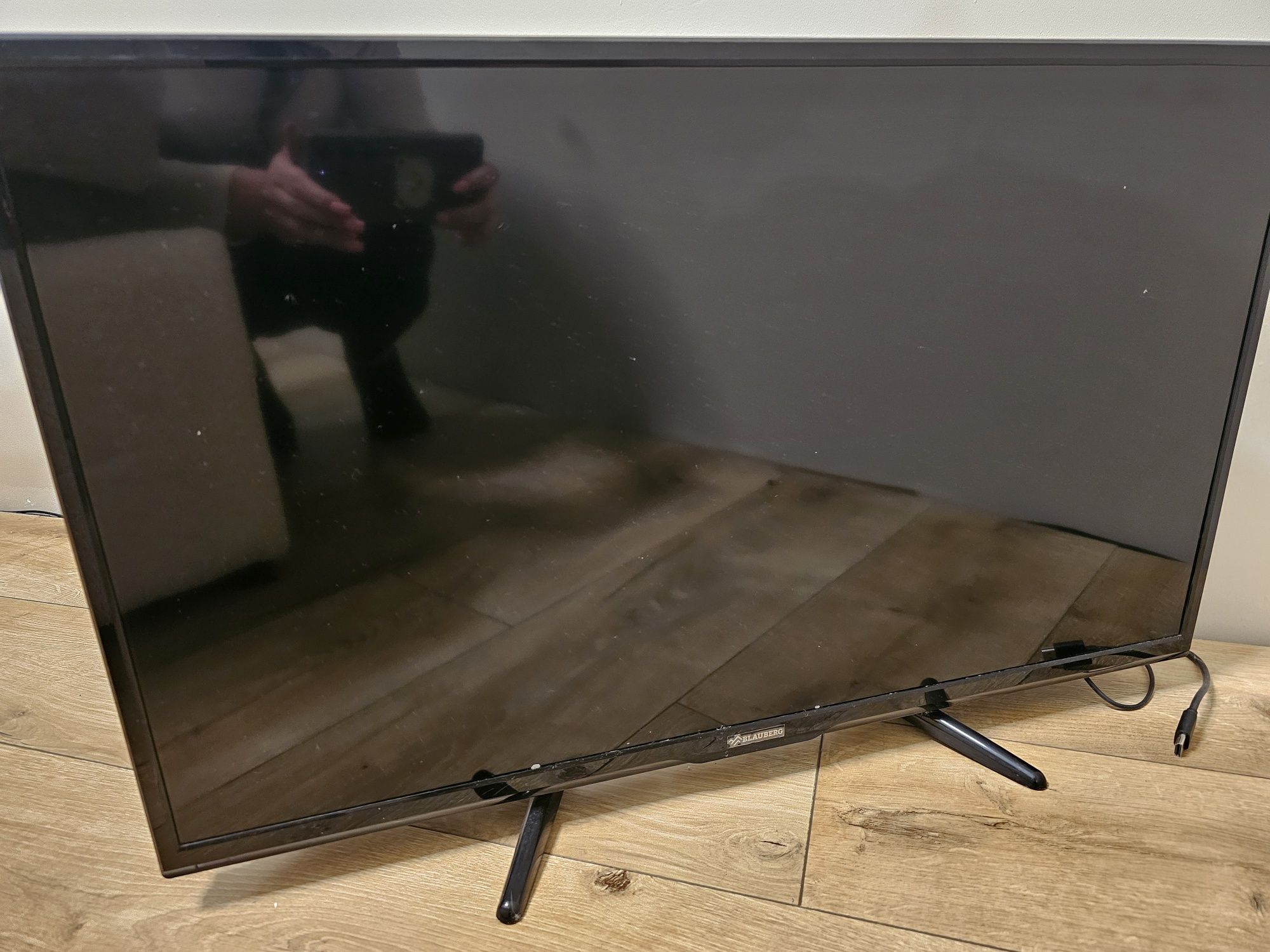Telewizor 32 całe sprawny odtwarzacz multimedialny uchwyt