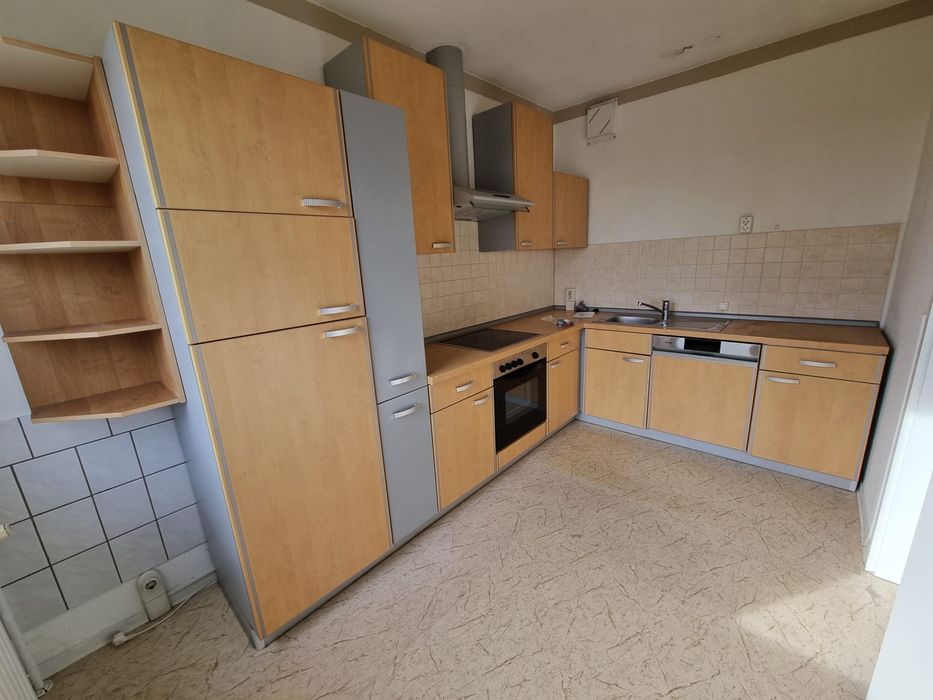 Bardzo ładny zestaw mebli kuchennych w zabudowie ze sprzętem.